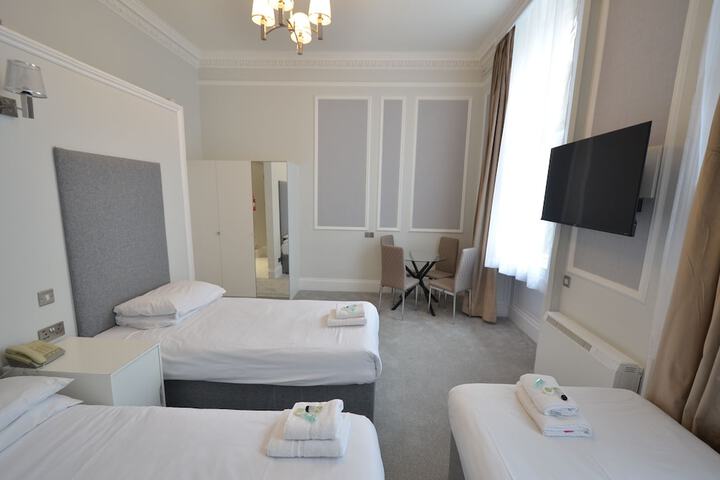 Room 28 of 371