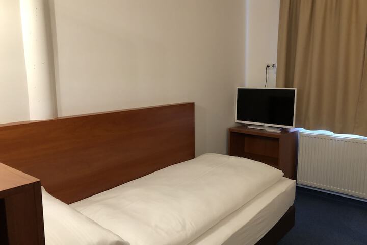 Room 9 of 26