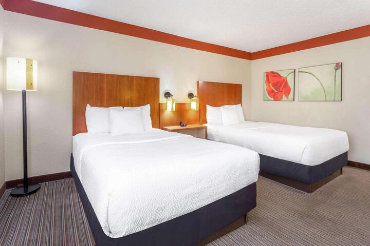 Executive King Bed (8 of 16)