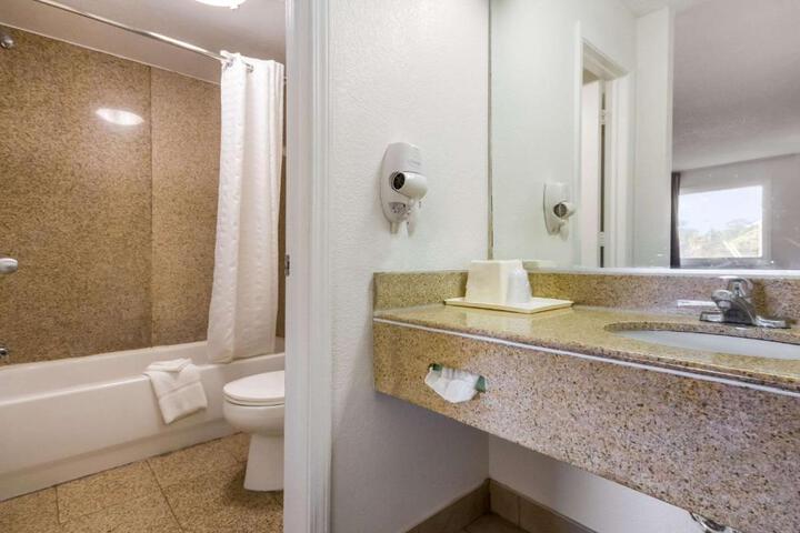 2 Double Beds (9 of 13)