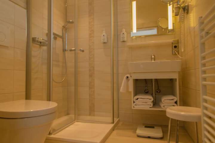 Room 10 of 32
