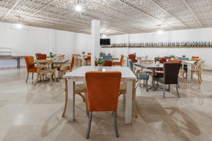 Dining 73 of 79