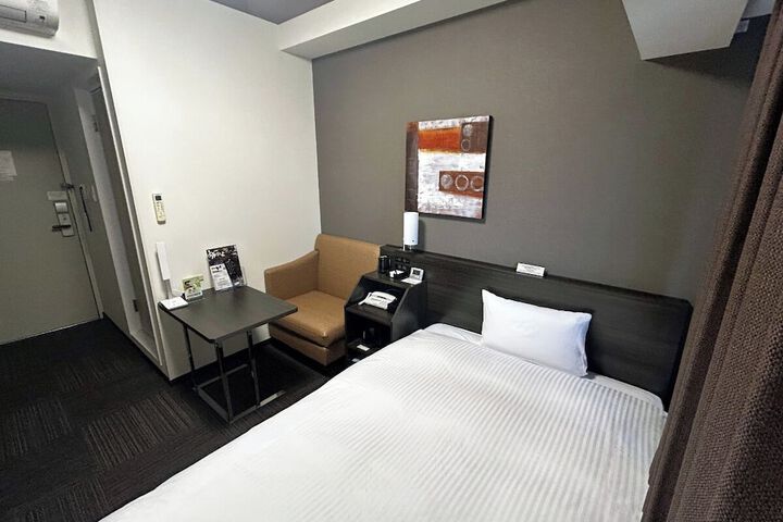Room 6 of 33