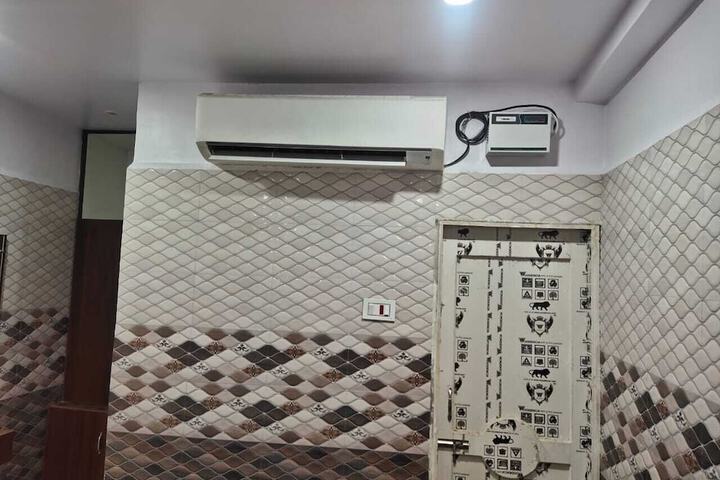 Room 8 of 9