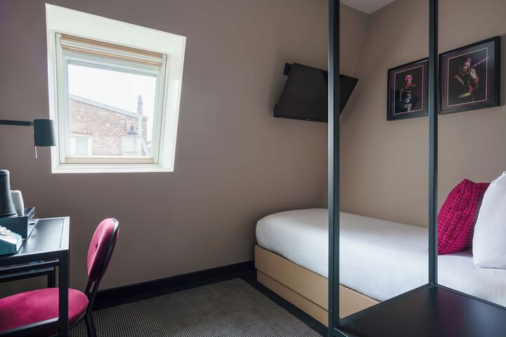 Room 27 of 62