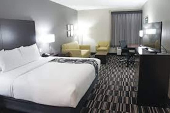 1 King Bed City View (17 of 17)