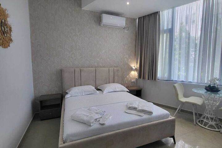 Room 5 of 68