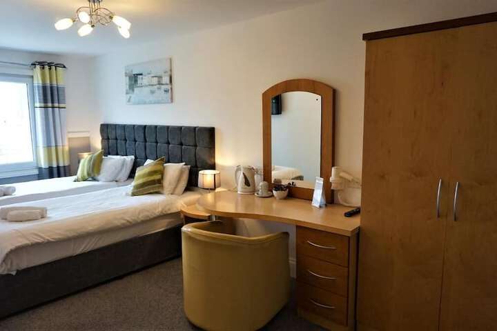 Room 4 of 10