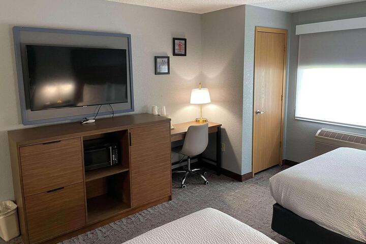 2 Queen Beds (10 of 11)