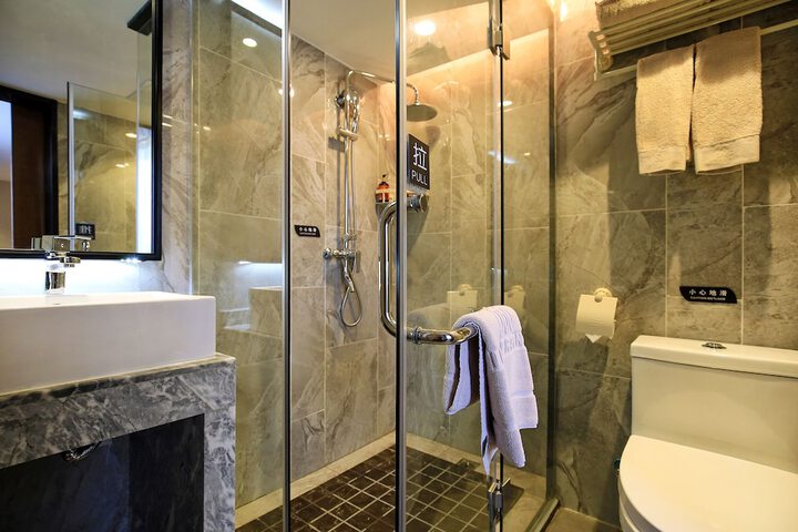 Room 32 of 46