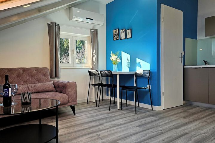 Room 2 of 140