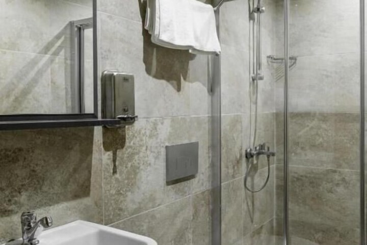 Room 5 of 8