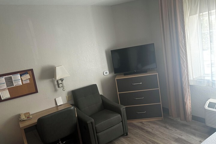 1 Queen Bed Studio Suite (5 of 10)