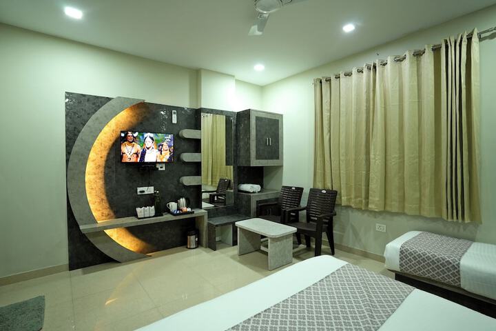 Room 8 of 12