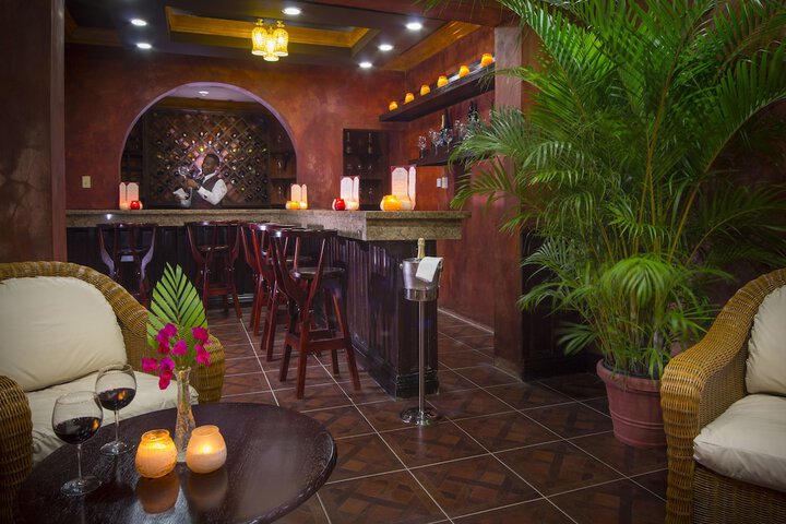 Lounge 34 of 88