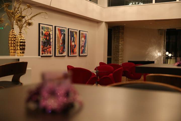 Lounge 23 of 32