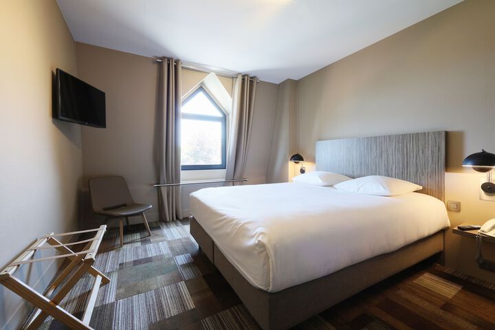Room 12 of 83