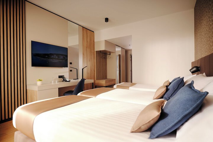 Room 8 of 50