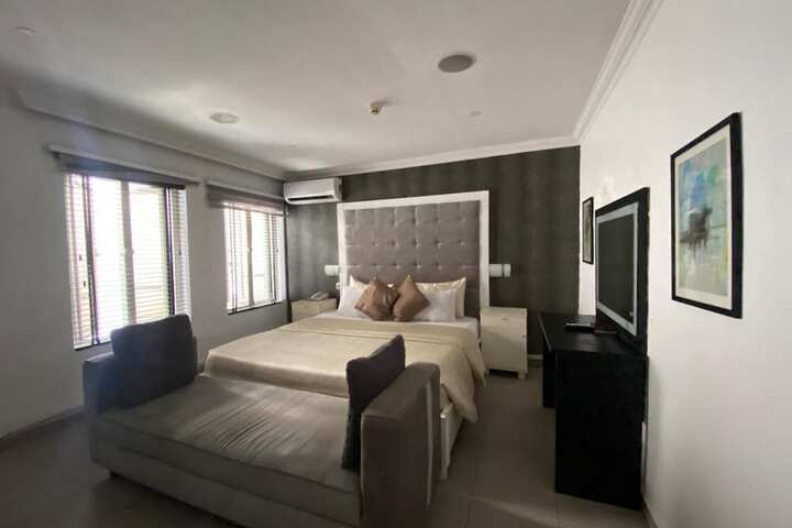 Room 15 of 38