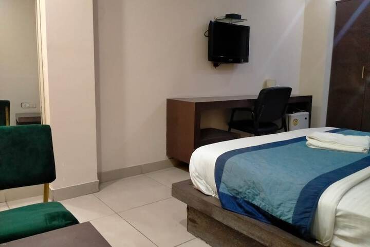 Room 11 of 32