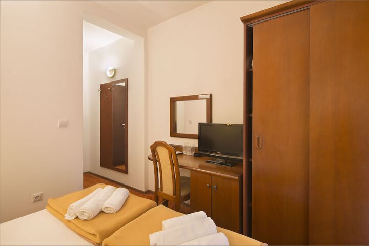 Room 9 of 95
