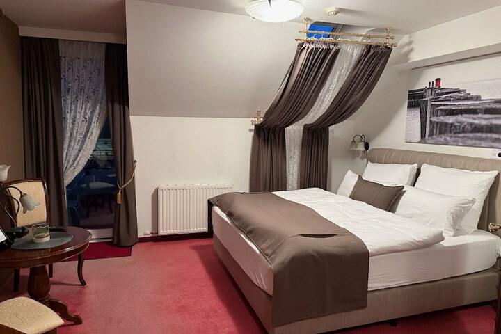 Room 10 of 20