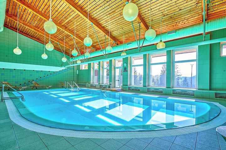 Pool 33 of 64