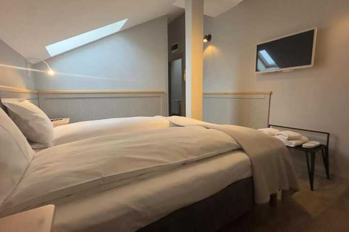 Room 10 of 21