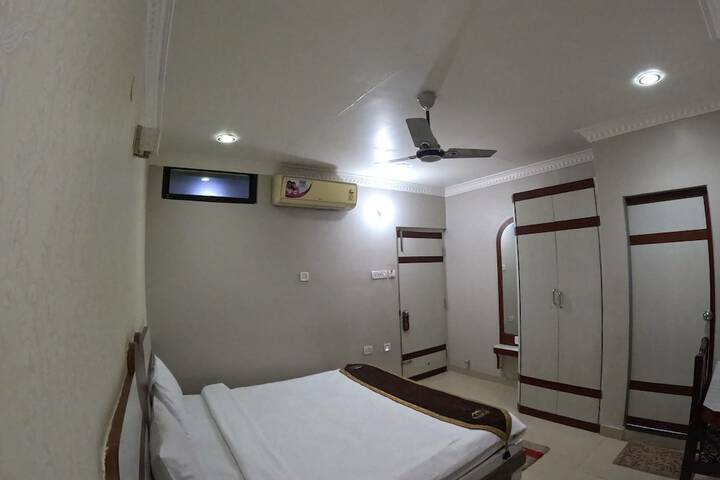 Room 8 of 17