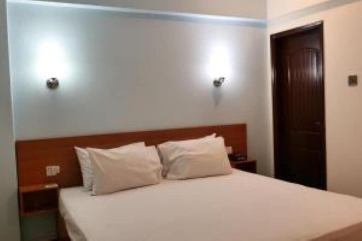 Room 9 of 12