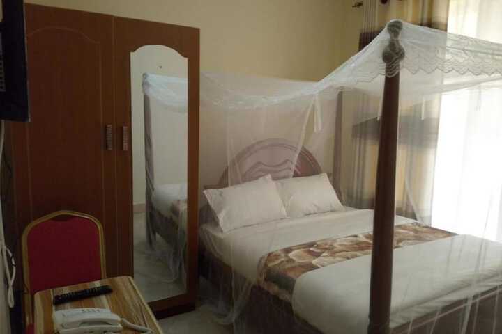 Room 9 of 32