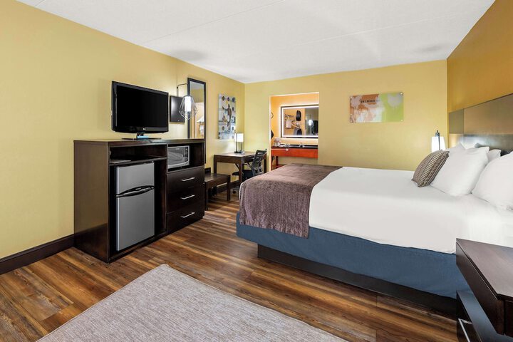 1 King Bed Upstairs High Speed Internet Accessible Microwave and Refrigerator, Continental Breakfast (14 of 16)