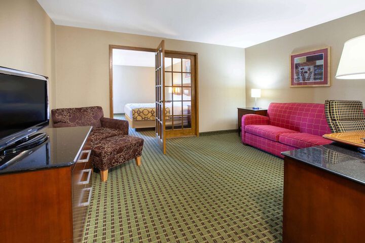 1 King Bed (4 of 12)
