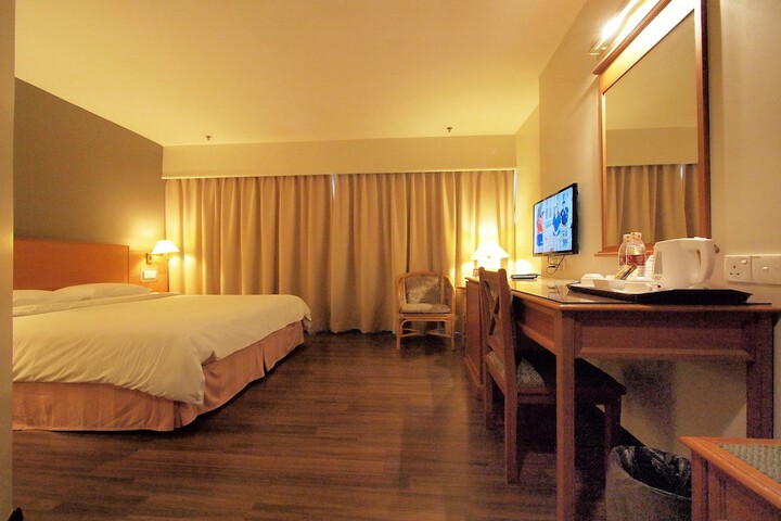 Room 4 of 32