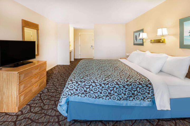 1 Queen Bed Mobility Accessible Bathtub with Grab Bars (5 of 10)