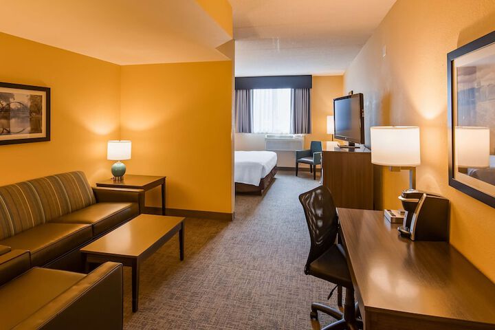 Accessible Suite Queen Bed Accessible Walk in Shower Sofa Bed Work Desk Microwave and Refrigerator Full Breakfast (27 of 30)