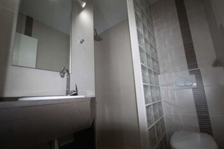 Room 4 of 16