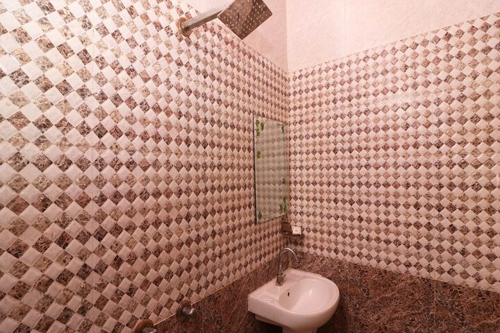 Room 17 of 28
