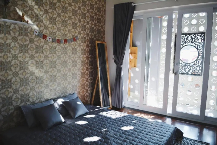 Room 6 of 9