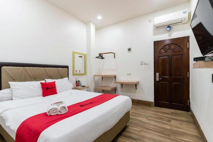 RedDoorz Plus at Jalan Veteran Palembang