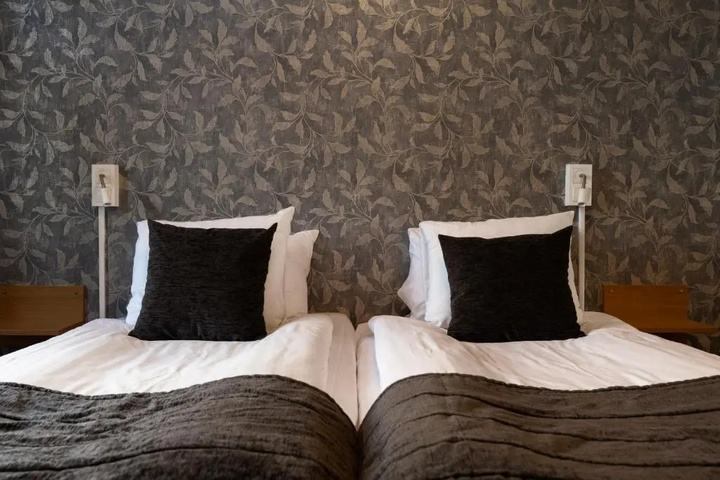 Room 4 of 8