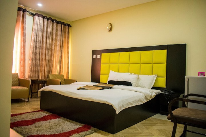 Room 27 of 32