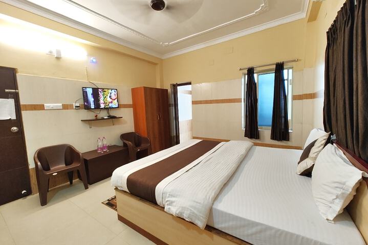 Room 8 of 18