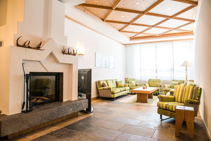Lounge 102 of 112