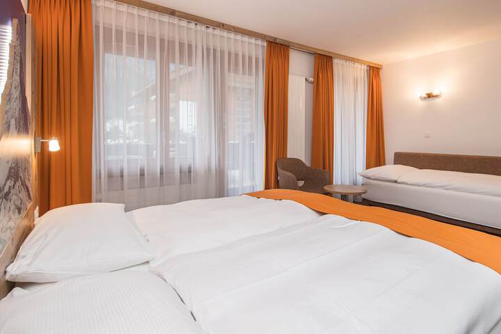 Room 10 of 76