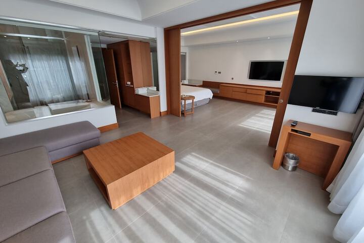 Room 16 of 100