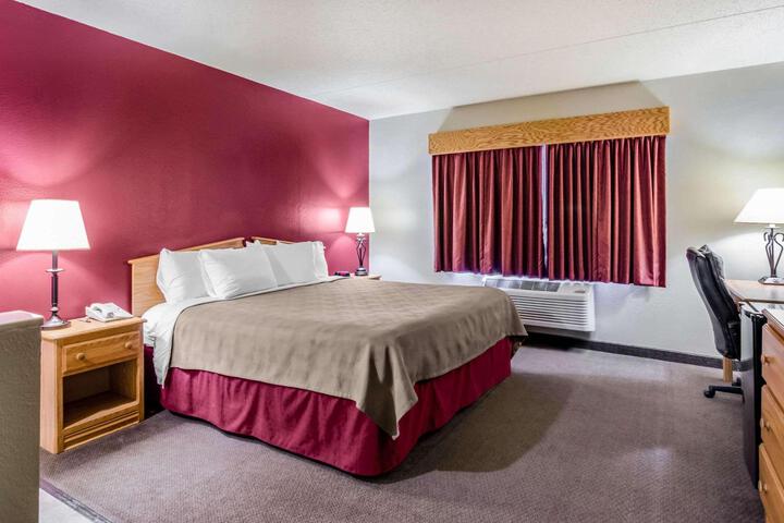 1 King Bed Accessible (7 of 9)