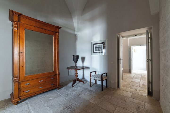 Room 28 of 136