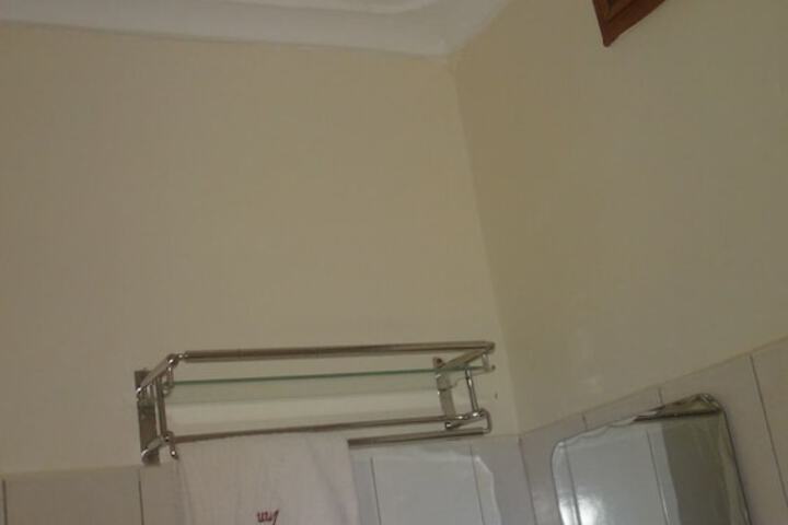 Room 4 of 8
