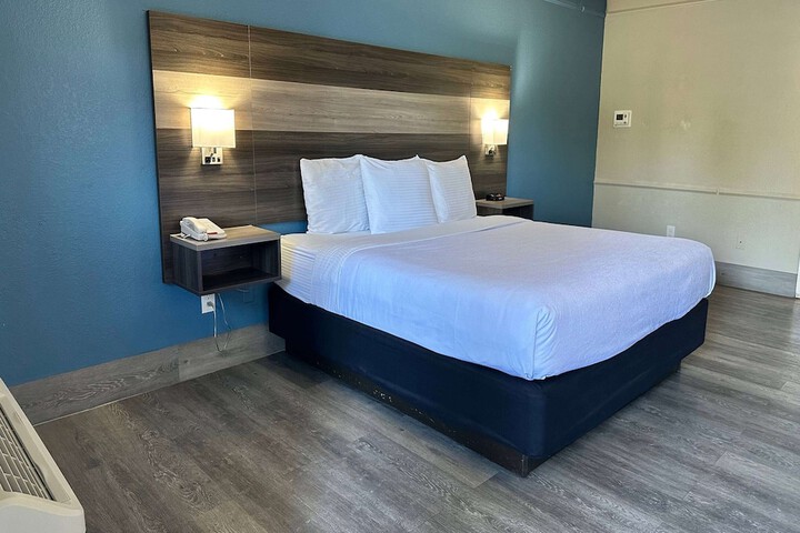 1 King Bed (4 of 14)